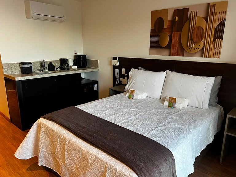 Studio novo  Pro UFJF e Monte Sinai  vaga e ar
