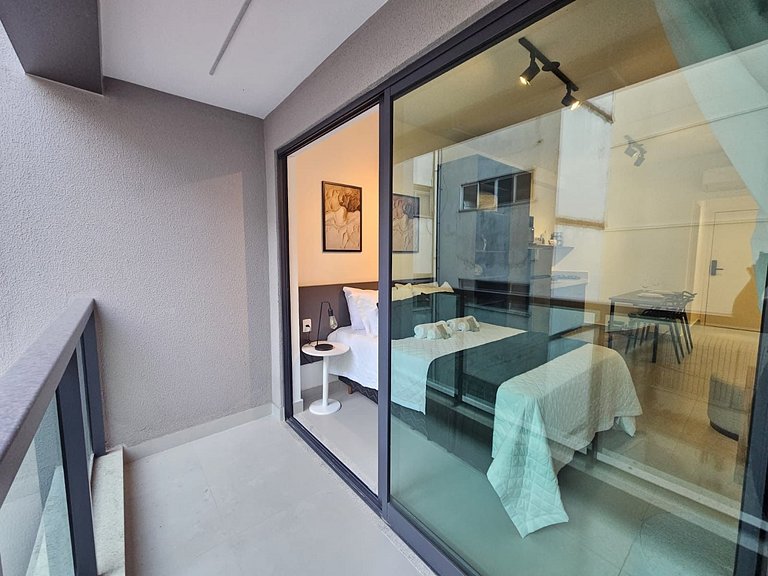 LSA304| Studio novo design ar e varanda no centro