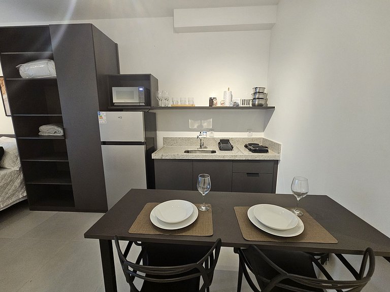 LSA304| Studio novo design ar e varanda no centro